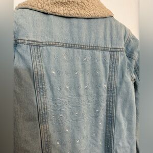 HONEY PUNCH DENIM JACKET SHERPA LINED PAISLEY EMBROIDERED BACK SZ SMALL.